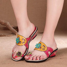 SOCOFY Floral Wedge Heel Clip Toe Vintage Leather Slippers